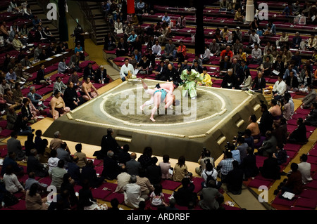 Ein Sumo-Ringer ist im Stadium Ryogoku in Tokio geworfen. Stockfoto