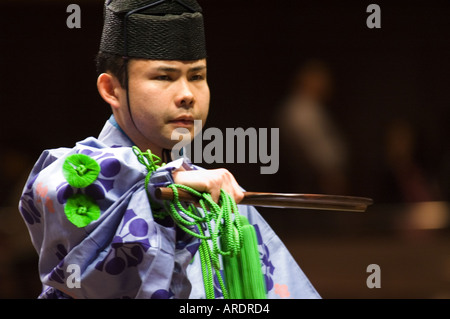 Ein Sumo-Beamter signalisiert die Ringer am Ryogoku-Stadion in Tokio Japan Stockfoto