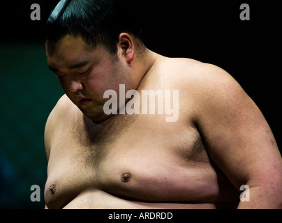 Ein Sumo-Ringer bereitet für seinen Kampf am Ryogoku-Stadion in Tokio Japan Stockfoto