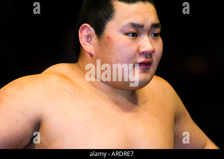 Ein Sumo-Ringer bereitet für seinen Kampf am Ryogoku-Stadion in Tokio Japan Stockfoto