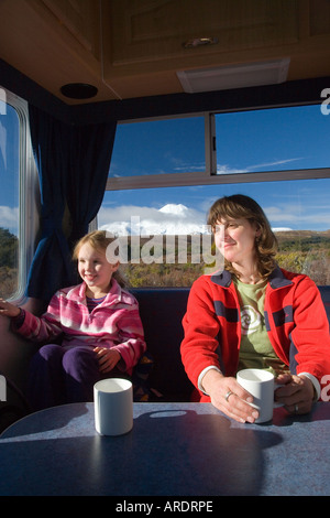 Mutter und Tochter im Wohnmobil und Mt Ngauruhoe Tongariro National Park Central Plateau Nordinsel Neuseeland Stockfoto