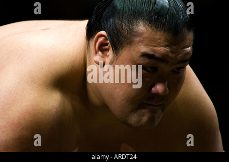 Ein Sumo-Ringer bereitet für seinen Kampf am Ryogoku-Stadion in Tokio Japan Stockfoto