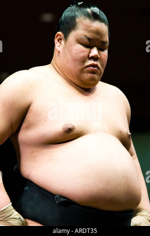 Ein Sumo-Ringer bereitet für seinen Kampf am Ryogoku-Stadion in Tokio Japan Stockfoto