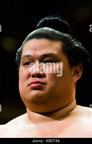 Ein Sumo-Ringer bereitet für seinen Kampf am Ryogoku-Stadion in Tokio Japan Stockfoto