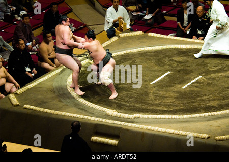 Ein Sumo-Ringer ist im Stadium Ryogoku in Tokio geworfen. Stockfoto