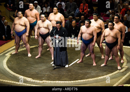 Sumo-Ringer stehen für eine Zeremonie im Ryogoku Stadium in Tokyo Japan detail Stockfoto