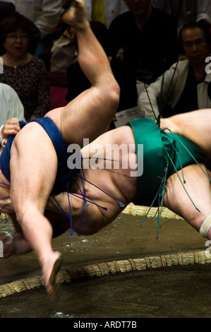 Ein Sumo-Ringer ist im Stadium Ryogoku in Tokio geworfen. Stockfoto