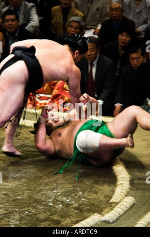 Ein Sumo-Ringer ist im Stadium Ryogoku in Tokio geworfen. Stockfoto