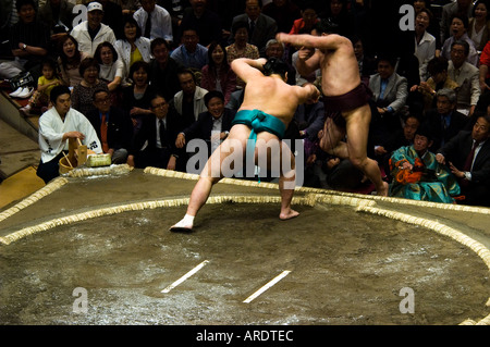 Ein Sumo-Ringer ist im Stadium Ryogoku in Tokio geworfen. Stockfoto