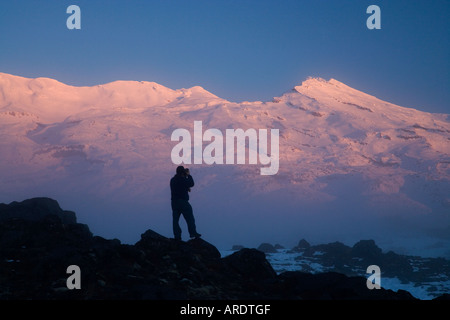 Fotograf und Alpenglühen am Mount Ruapehu bei Dämmerung Central Plateau Nordinsel Neuseeland Stockfoto