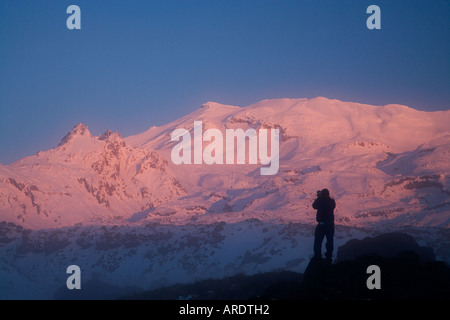 Fotograf und Alpenglühen am Mount Ruapehu bei Dämmerung Central Plateau Nordinsel Neuseeland Stockfoto