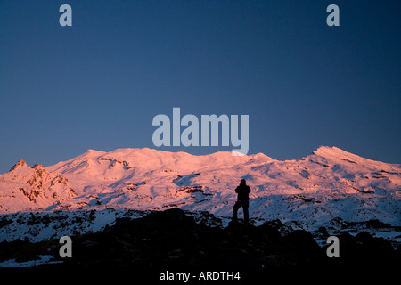 Fotograf und Alpenglühen am Mount Ruapehu bei Dämmerung Central Plateau Nordinsel Neuseeland Stockfoto