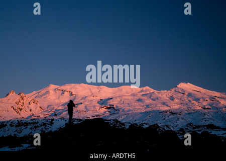 Fotograf und Alpenglühen am Mount Ruapehu bei Dämmerung Central Plateau Nordinsel Neuseeland Stockfoto