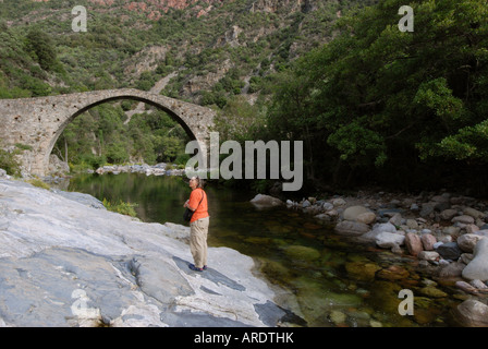 Genovese Brücke Ponte Vecchiu oder Vecchio über Aitone im Gorges de Spelunca Insel Corsica Frankreich Modell veröffentlicht Stockfoto