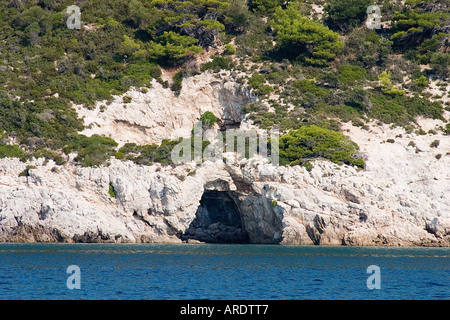 Auf der griechischen Insel Skiathos in der Ägäis Meereshöhle zusammengebrochen Stockfoto