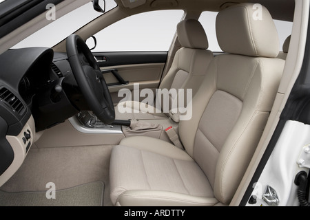 2007 Subaru Outback 2.5i in weiß - vordere Sitze Stockfoto