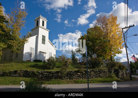 Ein Holzrahmen Kirche umgeben von Herbstlaub in den zentralen Vermont Stadt Warren Stockfoto