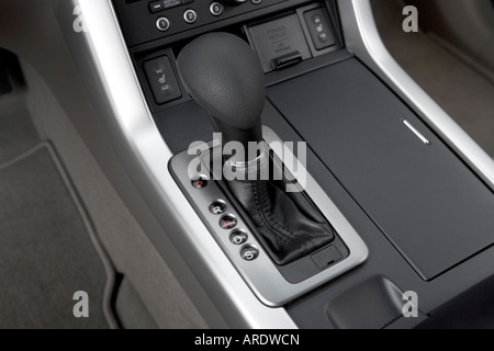 2007 Acura RDX in schwarz - Getriebe Schalthebel/Mittelkonsole Stockfoto