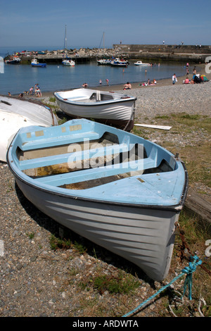 kleine Ruderboote am Strand im Hafen von Greystones, County Wicklow, Irland Stockfoto