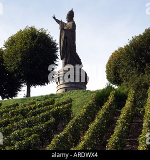 Statue von Papst Urban II steht in einem Weinberg bei Chatillon Sur Marne, Frankreich. Die Region Champagne. Stockfoto