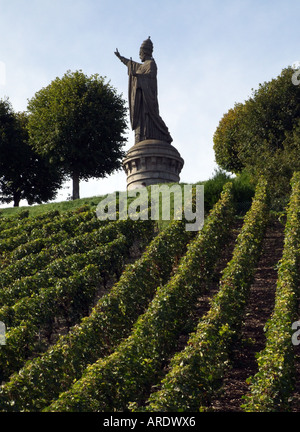 Statue von Papst Urban II steht in einem Weinberg bei Chatillon Sur Marne, Frankreich. Die Region Champagne. Stockfoto