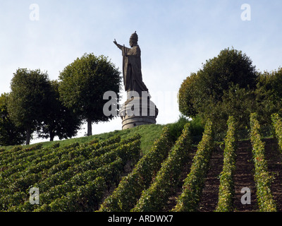 Statue von Papst Urban II steht in einem Weinberg bei Chatillon Sur Marne, Frankreich. Die Region Champagne. Stockfoto