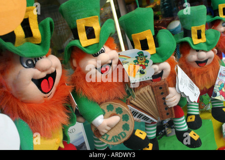 Vier Kobold Kuscheltiere in Schaufenster in Wexford Town, County Wexford, Irland Stockfoto