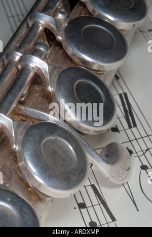 Nahaufnahme einer Flöte und Noten Stockfoto