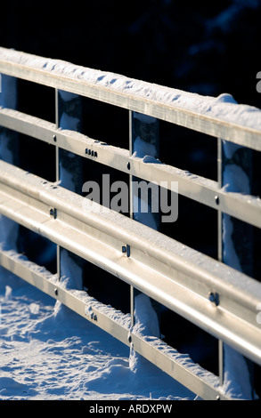 Nahaufnahme einer metallischen verschneiten Straßenbrücke Geländer im Winter, Finnland Stockfoto