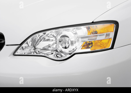 2007 Subaru Outback 2.5i in weiß - Scheinwerfer Stockfoto