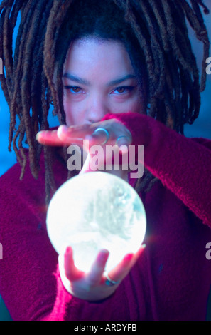 Porträt Afroamerikanerfrau mit Kristallkugel Stockfoto