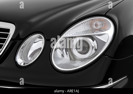 2005 Mercedes-Benz E55 AMG in schwarz - Scheinwerfer Stockfoto