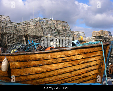 Krabben und Hummer Käfige und Fischerboot Stockfoto