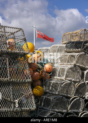 Krabben und Hummer Käfige hin-und Herbewegungen Netze Flagge Stockfoto