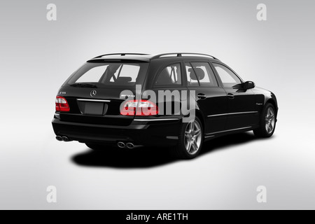 2005 Mercedes-Benz E55 AMG in schwarz - Winkel Rückansicht Stockfoto