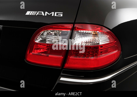 2005 Mercedes-Benz E55 AMG in schwarz - Rücklicht Stockfoto