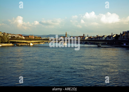 SUCHEN SIE FLUSSAUFWÄRTS AUF DEM FLUSS RHEIN BASEL SCHWEIZ Stockfoto