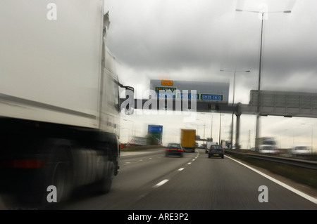 VERKEHR MIT GESCHWINDIGKEIT AUF A282 NACH DARTFORD TUNNEL UNTERQUERUNG RIVER THAMES NÄHERT SICH M25 LONDON ENGLAND Stockfoto