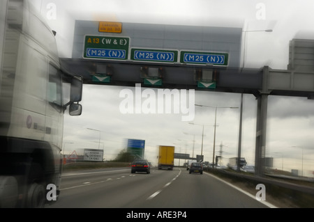 VERKEHR MIT GESCHWINDIGKEIT AUF A282 NACH DARTFORD TUNNEL UNTERQUERUNG RIVER THAMES NÄHERT SICH M25 LONDON ENGLAND Stockfoto