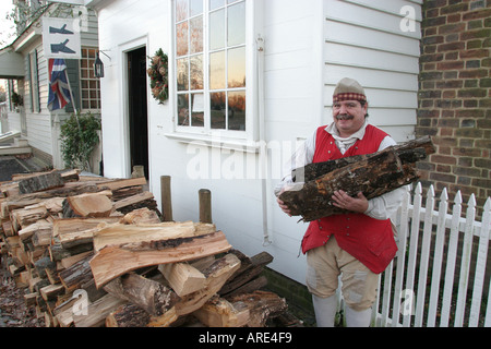 Colonial Williamsburg Virginia, Duke of Gloucester Street, Schuhmacher, Brennholz, VA 121103 0011 Stockfoto