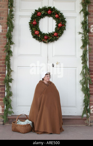 Colonial Williamsburg Virginia, Duke of Gloucester Street, kostümierter Fremdenführer am Eingang des Gerichtsgebäudes, Weihnachtsdekoration, Dekorationen, VA 121103 0018 Stockfoto