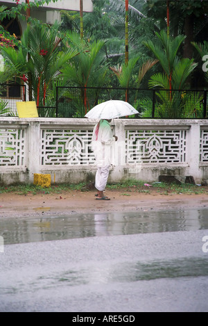 Mann im Regen Indien Kerala ein Staat an der tropischen Küste von Süd-west Indien Stockfoto