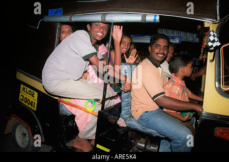 Eine glückliche überfüllt Familie in einem Auto-Rikschas Indien Kerala ein Staates auf die tropischen Kosten der Süd-west Indien Stockfoto