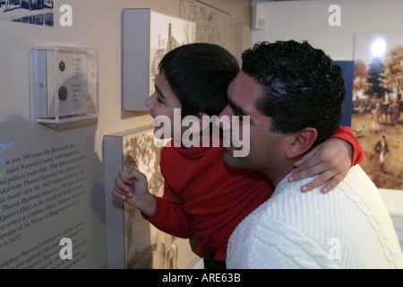 Newport News Virginia,Endview Plantation,Ausstellungskollektion ausstellen,fördern,Produktprodukte ausstellen Verkauf,Familie Familien Eltern Eltern Kind chil Stockfoto