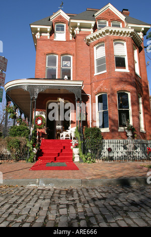 Norfolk Virginia, Freimaurerbezirk, Häuser, die einst im Besitz des konföderierten Generals waren, Weihnachtsdekor, Innenarchitektur, Kopfsteinpflasterstraße, Besucher reisen Stockfoto