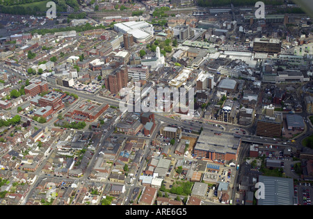 Luftaufnahme von Luton Town Centre zeigt die weiße Glockenturm des Rathauses und der Haupteinkaufsstraße Bedfordshire UK Stockfoto