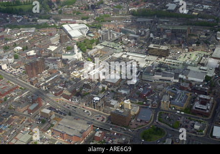 Luftaufnahme von Luton Town Centre zeigt die weiße Glockenturm des Rathauses und der Haupteinkaufsstraße Bedfordshire UK Stockfoto