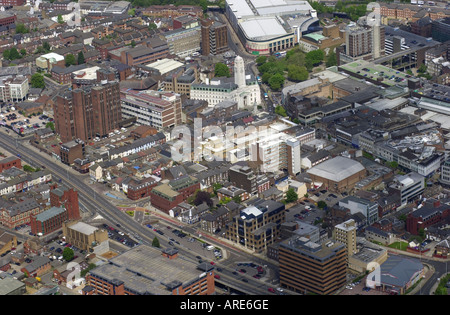 Luftaufnahme von Luton Town Centre zeigt die weiße Glockenturm des Rathauses und der Haupteinkaufsstraße Bedfordshire UK Stockfoto