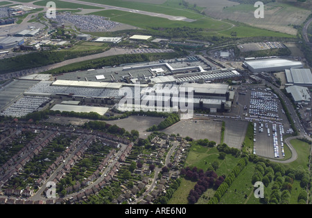 Luftaufnahme von Vauxhall s Hauptwerk in Luton mit Luton Flughafen aus im Hintergrund Bedfordshire UK Stockfoto