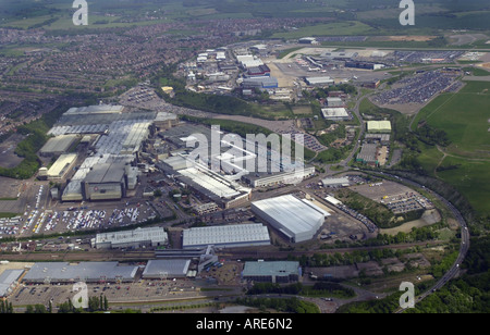 Luftaufnahme von Vauxhall s Hauptwerk in Luton mit dem Flughafen aus dem Hintergrund Bedfordshire UK Stockfoto